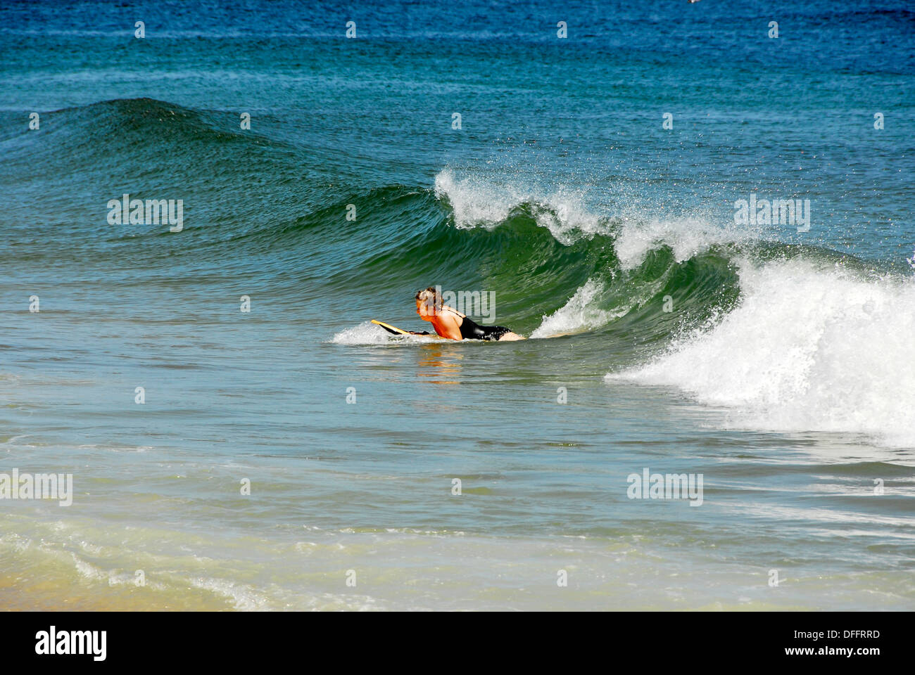 Body surfing su Cape Cod beach, Massachusetts Foto Stock