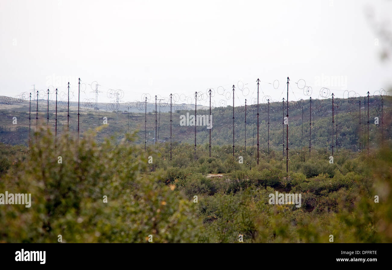Aria fili di antenna industriale a nord di sfondo di foresta Foto Stock