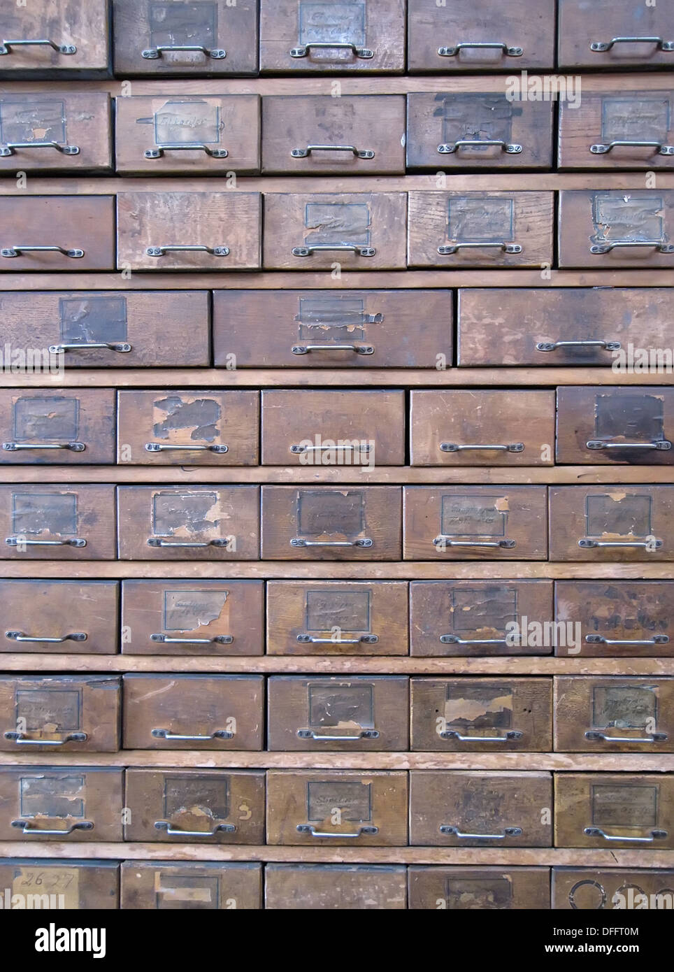 Il vecchio ufficio in legno con un sacco di cassetti closeup sfondo Foto Stock