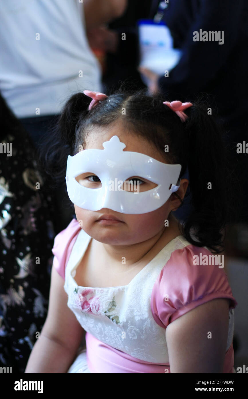 Bambina con batman glasser alla festa di Halloween Foto Stock