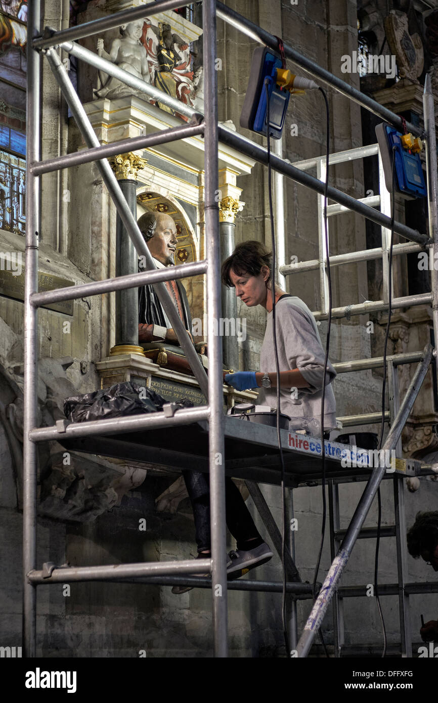 Femmina che usa impalcature per rinnovare il busto di Shakespeare. Chiesa della Santissima Trinità, Stratford Upon Avon, Warwickshire Inghilterra Regno Unito Foto Stock