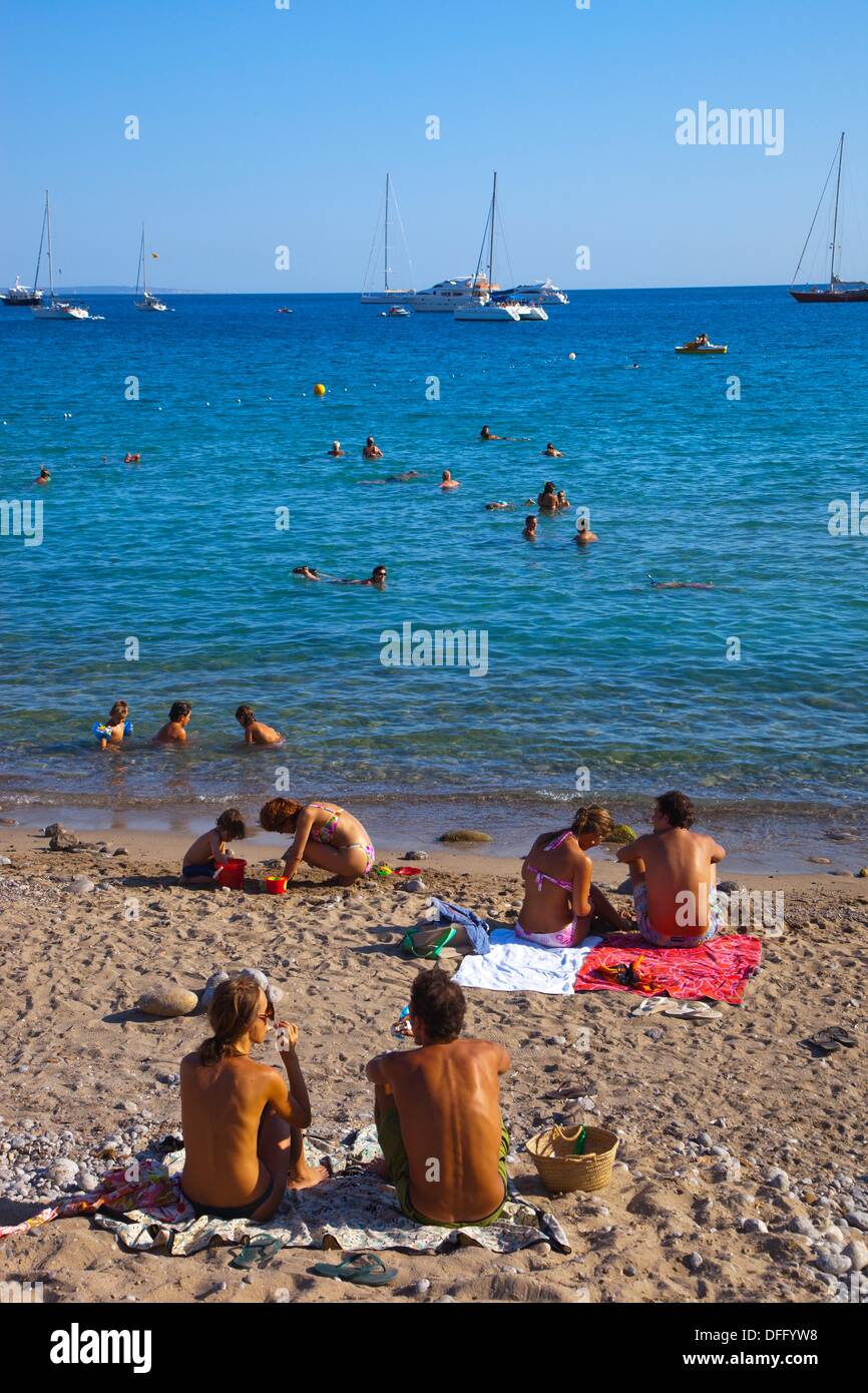 Gruppo Di Persone Sulla Spiaggia Jondal Beach Sant Josep