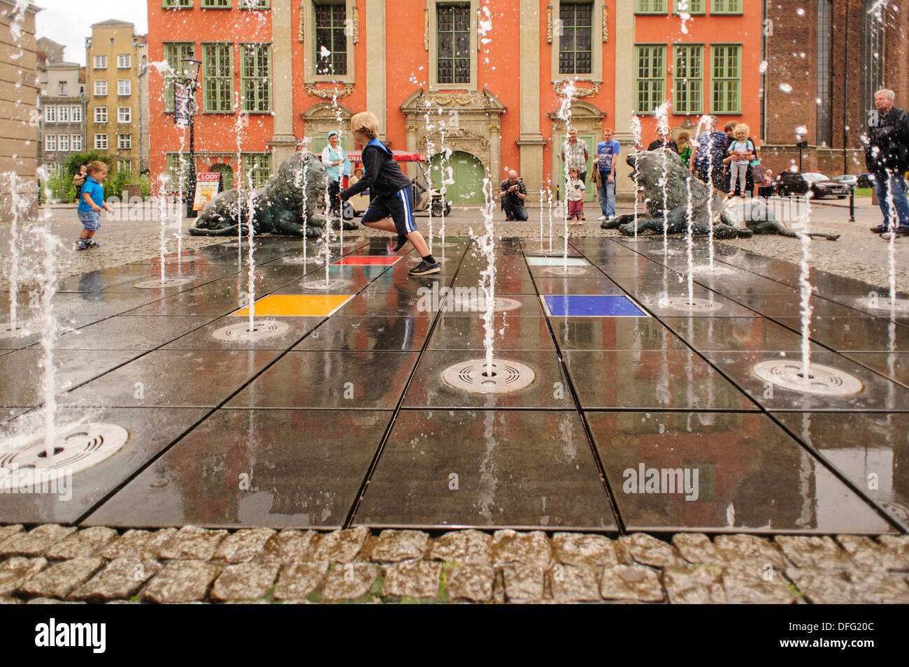 Vista dei bambini che giocano con acqua di una fontana di strada in Gdansk, Polonia. Foto Stock