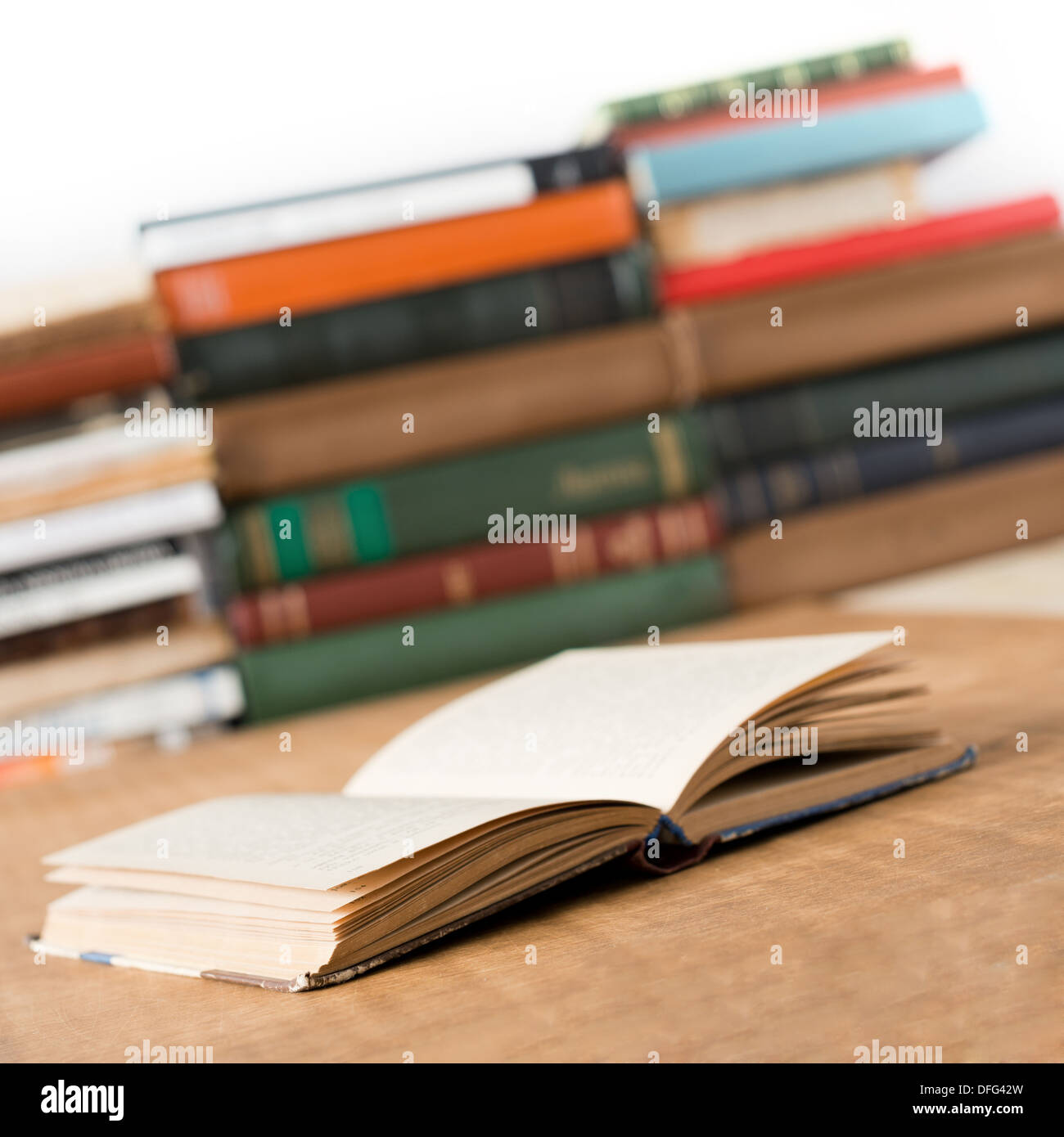 Libro sul tavolo Nello shallow focus. Foto Stock