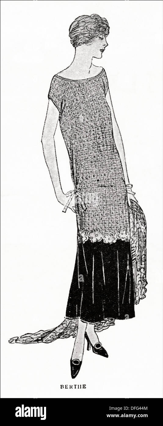 Enca la moda di 1920s. Stampato crêpe tonaca in rosso ocra e blu scuro bordato con una balza di blu scuro alpaca da designer di Berthe. Vintage originale illustrazione da una donna fashion magazine circa 1924 Foto Stock