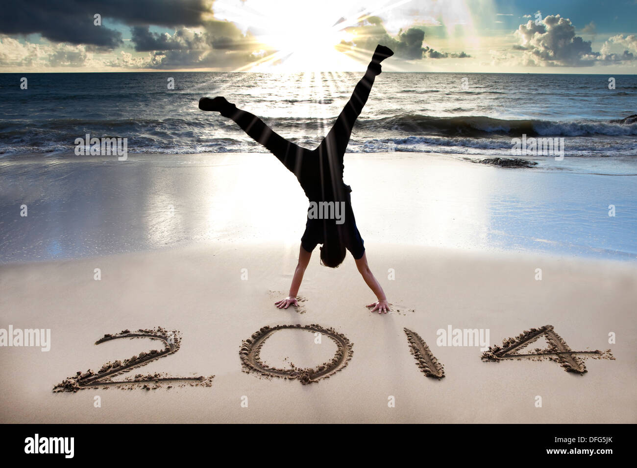 Felice anno nuovo 2014 sulla spiaggia con sunrise Foto Stock