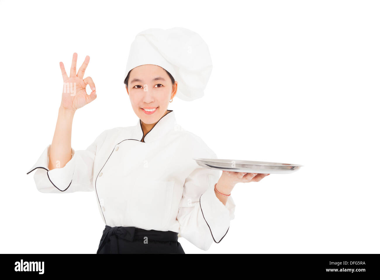 Sorridente donna giovane chef di svuotare il vassoio per alimenti Foto Stock