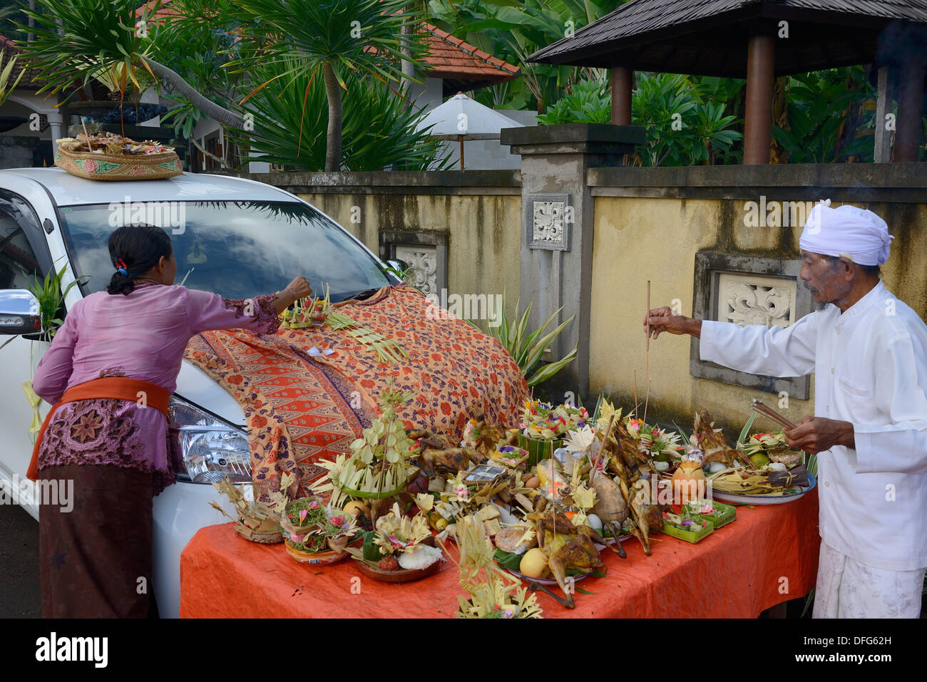 Indonesia, isola di Bali, Amed village, il giorno della cerimonia per la benedizione del veicolo Foto Stock