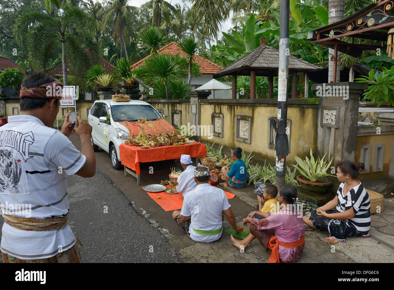 Indonesia, isola di Bali, Amed village, il giorno della cerimonia per la benedizione del veicolo Foto Stock
