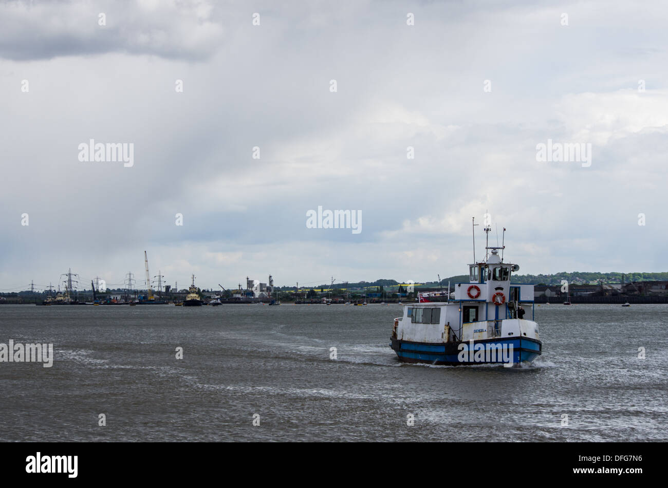 Un piccolo traghetto passeggeri traversata in battello Tamigi vicino a Tilbury docks. Foto Stock