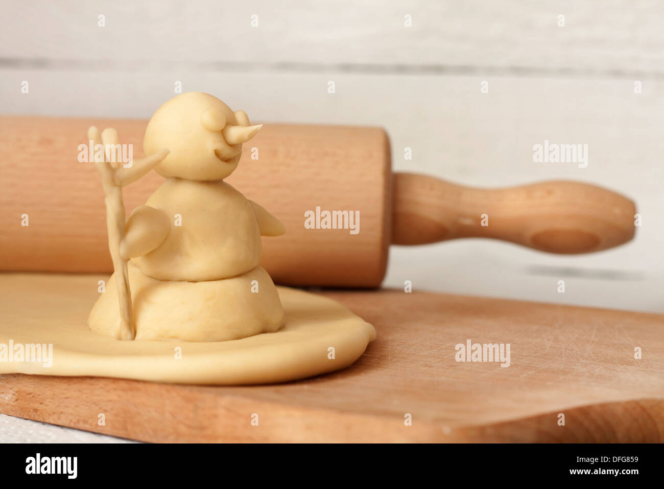 Natale il concetto di cottura con la pasta pupazzo di neve e perno di rotolamento Foto Stock