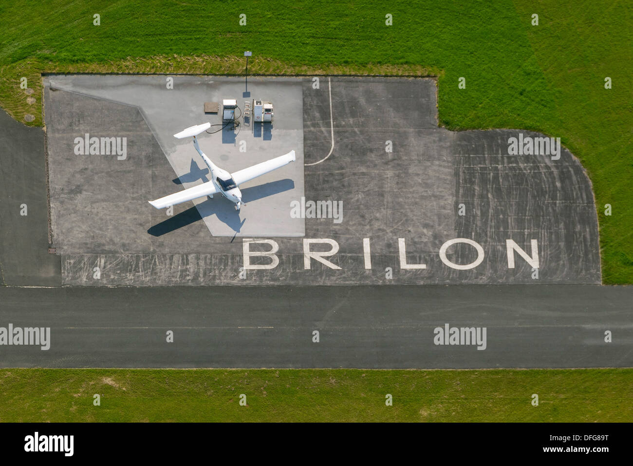 Vista aerea, aereo presso la stazione di rifornimento di carburante di Brilon aeroporto, Brilon, Nord Reno-Westfalia, Germania Foto Stock