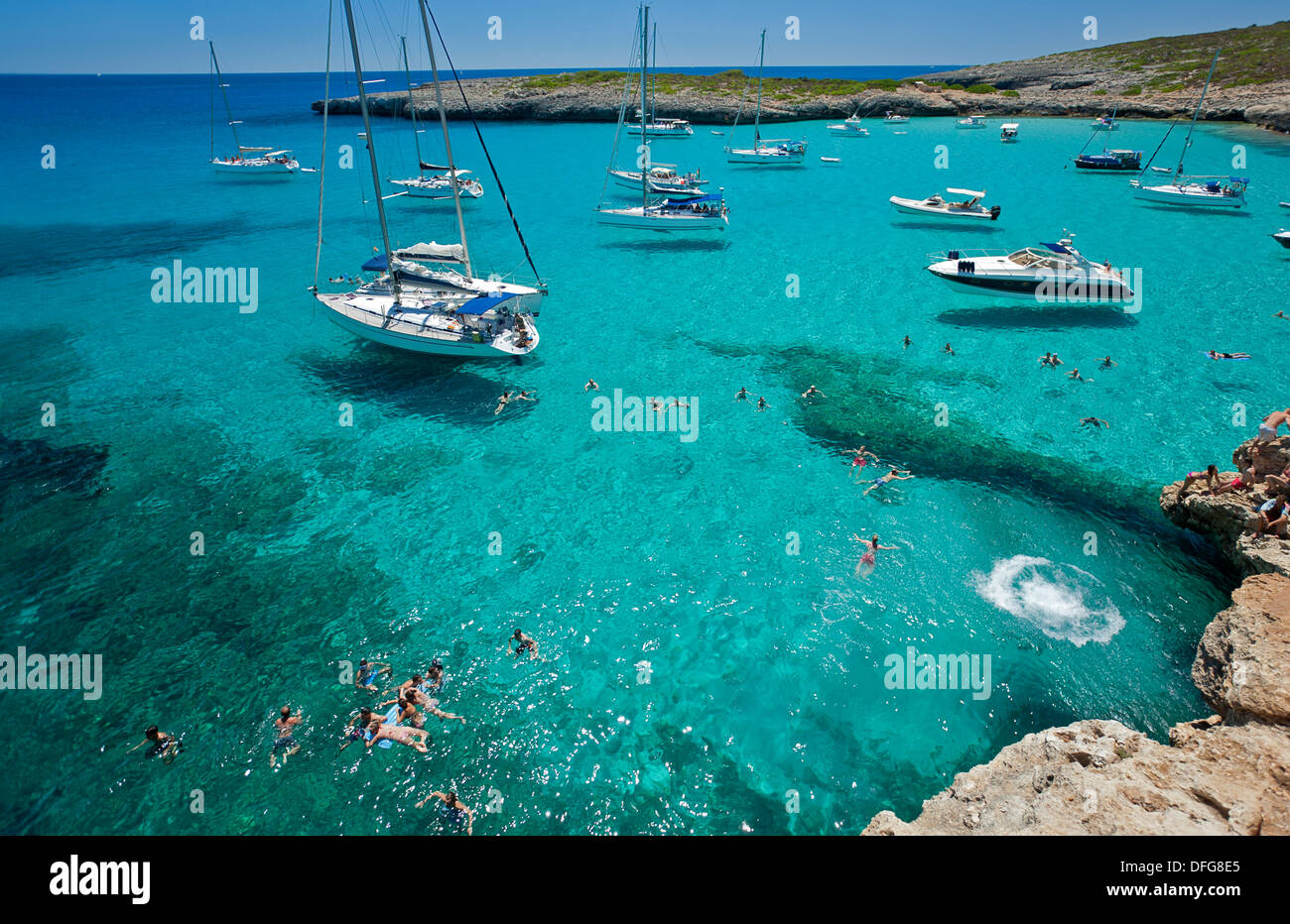 Barche a vela ancorata a Cala Varques. Isola di Maiorca. Spagna Foto Stock
