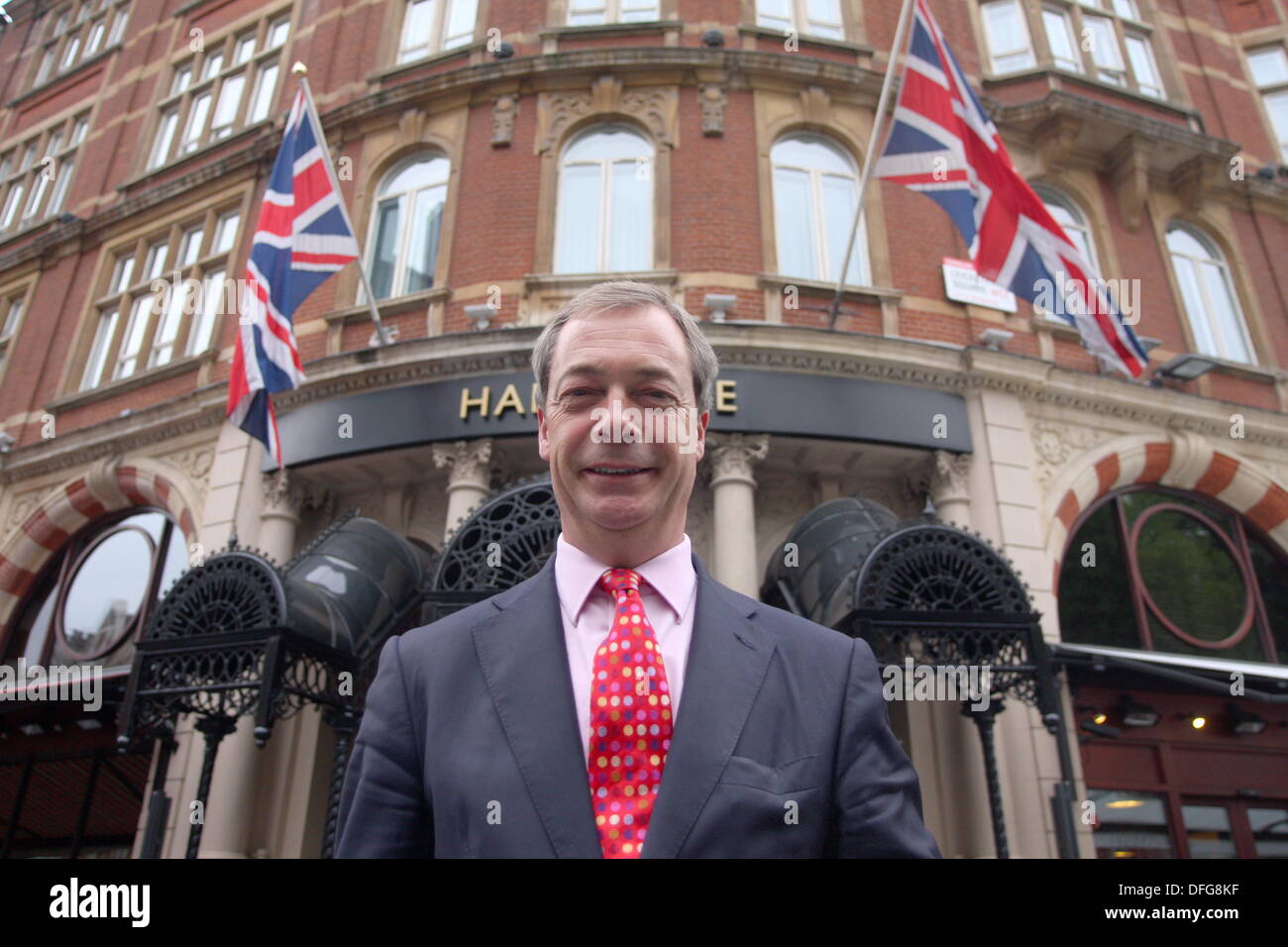 Londra, Regno Unito. 04 ott 2013. Leader UKIP Nigel Farage raffigurato in Leicester Square seguendo il suo commento su LBC (londinese di conversazione più grande 97,3). Credito: Tony Henshaw/Alamy Live News Foto Stock