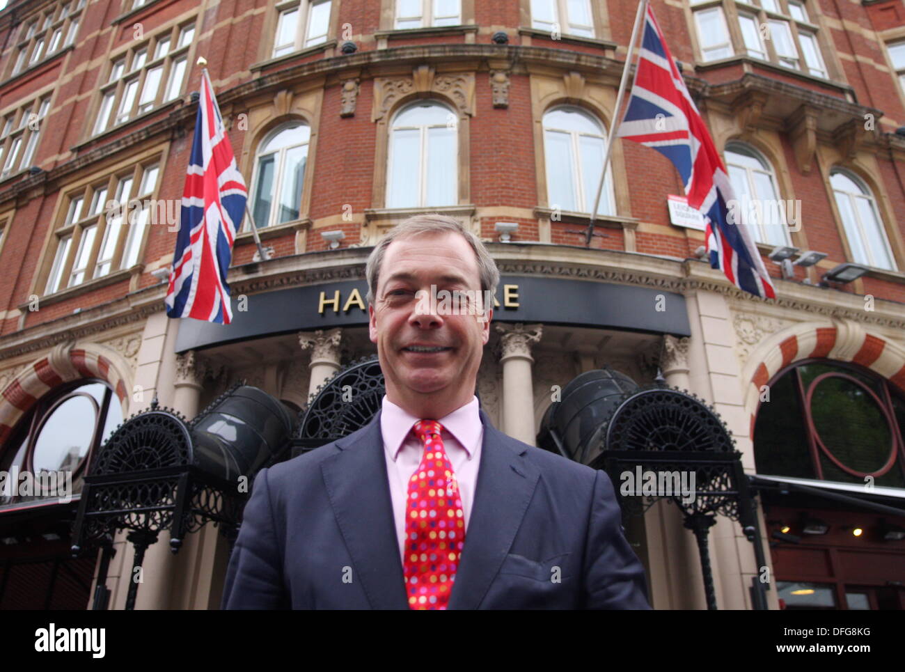 Londra, Regno Unito. 04 ott 2013. Leader UKIP Nigel Farage raffigurato in Leicester Square seguendo il suo commento su LBC (londinese di conversazione più grande 97,3). Credito: Tony Henshaw/Alamy Live News Foto Stock