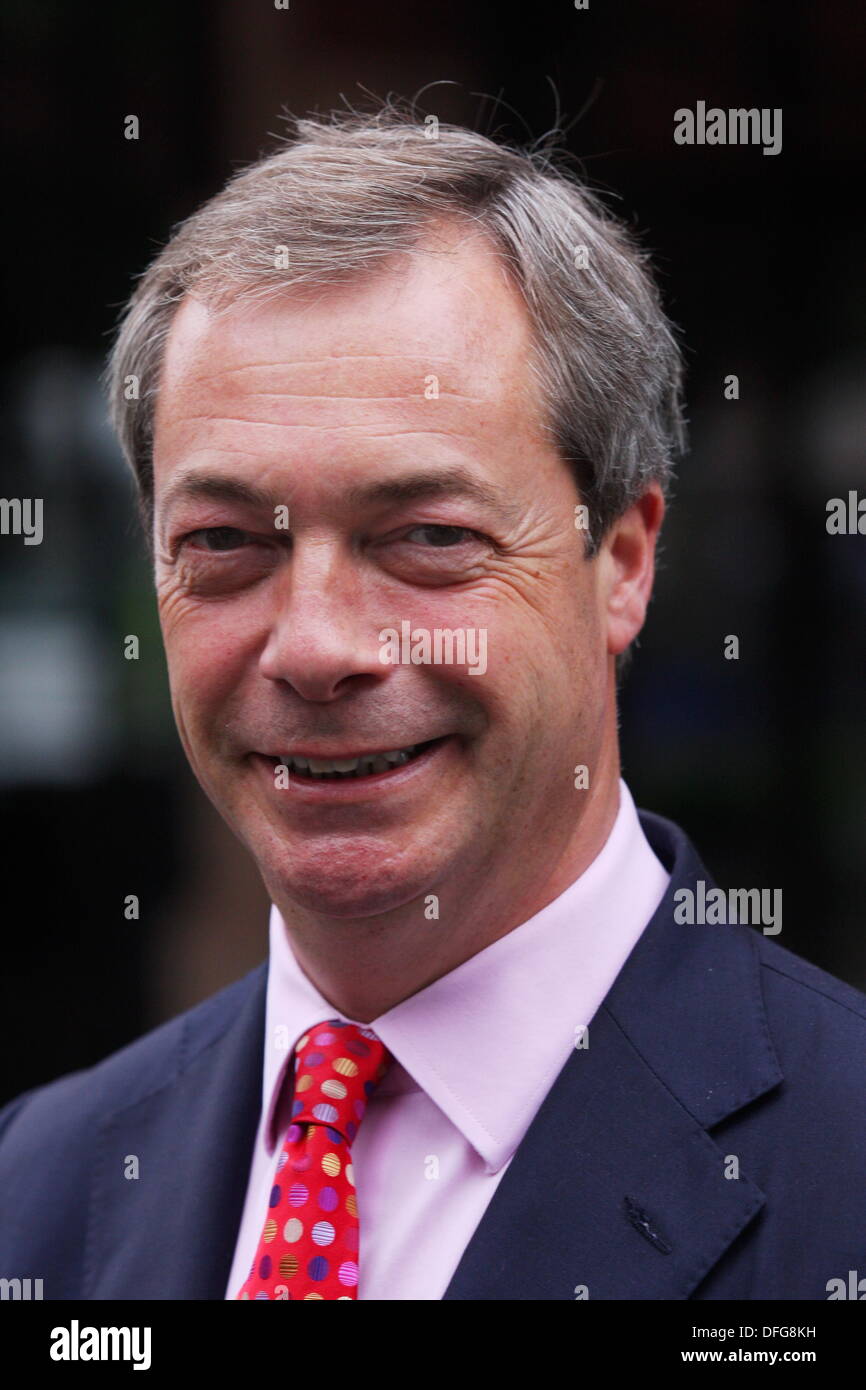 Londra, Regno Unito. 04 ott 2013. Leader UKIP Nigel Farage raffigurato in Leicester Square seguendo il suo commento su LBC (londinese di conversazione più grande 97,3). Credito: Tony Henshaw/Alamy Live News Foto Stock