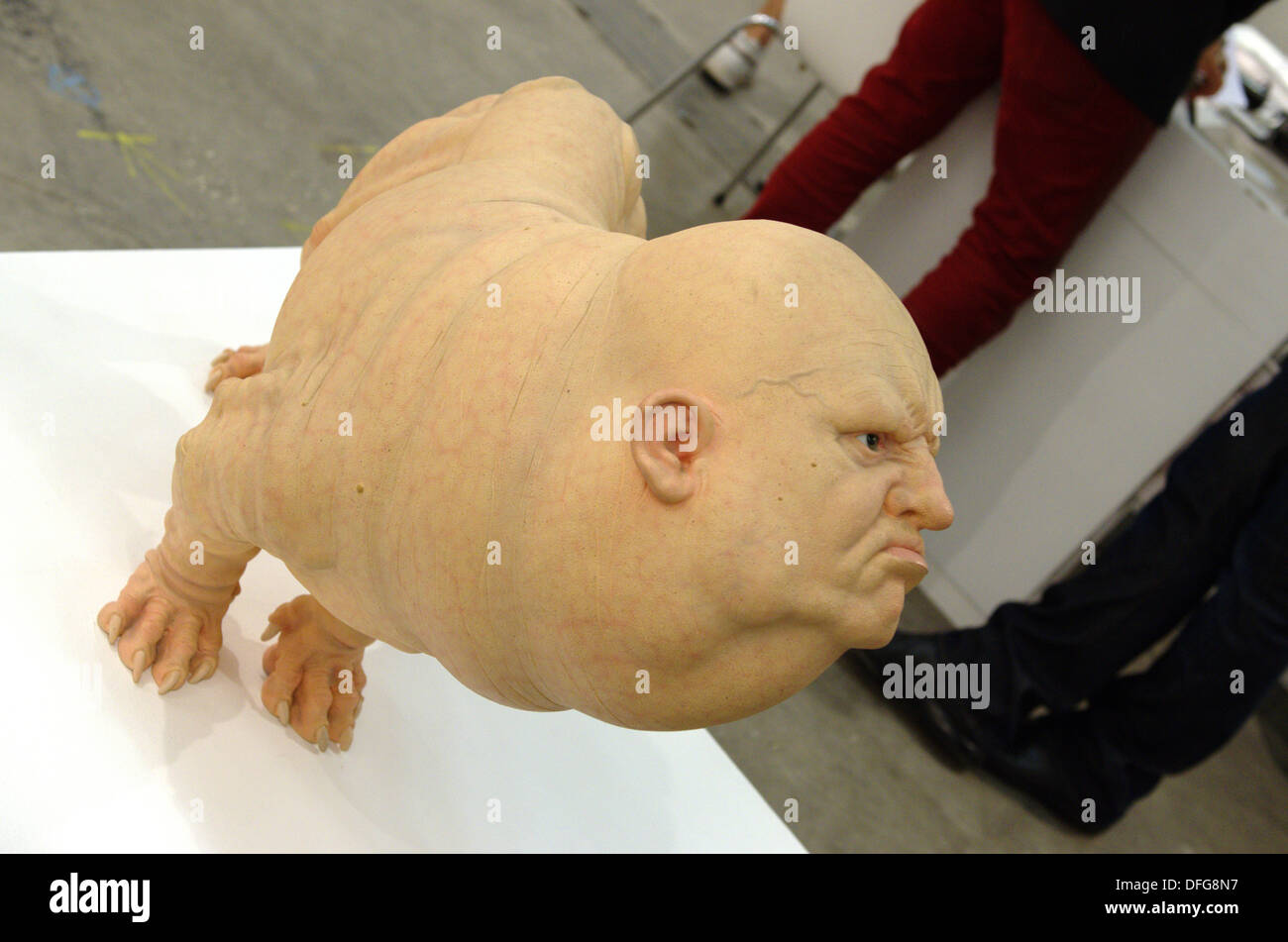 Barcellona, Spagna. Il 3 ottobre 2013. . Tampone, la Fiera Internazionale di Arte Contemporanea di Barcellona fino al 6 ottobre. Tampone, la Fiera Internazionale di Arte Contemporanea di Barcellona fino al 6 ottobre. Tampone è una fiera di arte contemporanea fondata da un collezionista d'arte, che fornisce una vista dal punto di vista del visitatore e il destinatario del lavoro. Propone di rompere l'immagine che talvolta circonda il mondo di arte contemporanea che lo rende più accessibile al pubblico in generale. " El Funcionario' scultura di Noe Serrano. Fco Javier Rivas / Alamy Live News Foto Stock