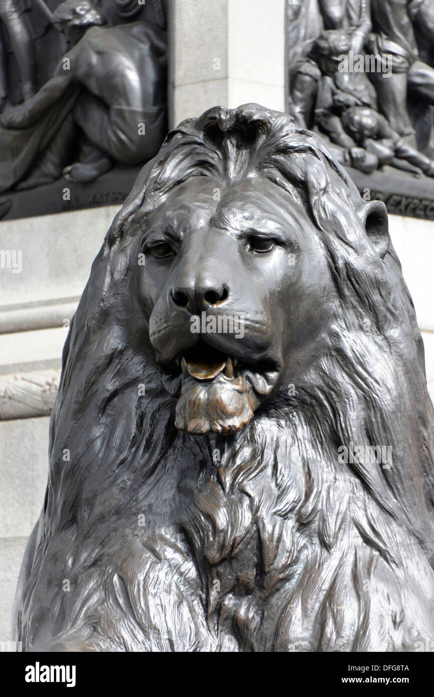 Lion statua a Nelson&#39;s Column, Londra, regione di Londra, England, Regno Unito Foto Stock