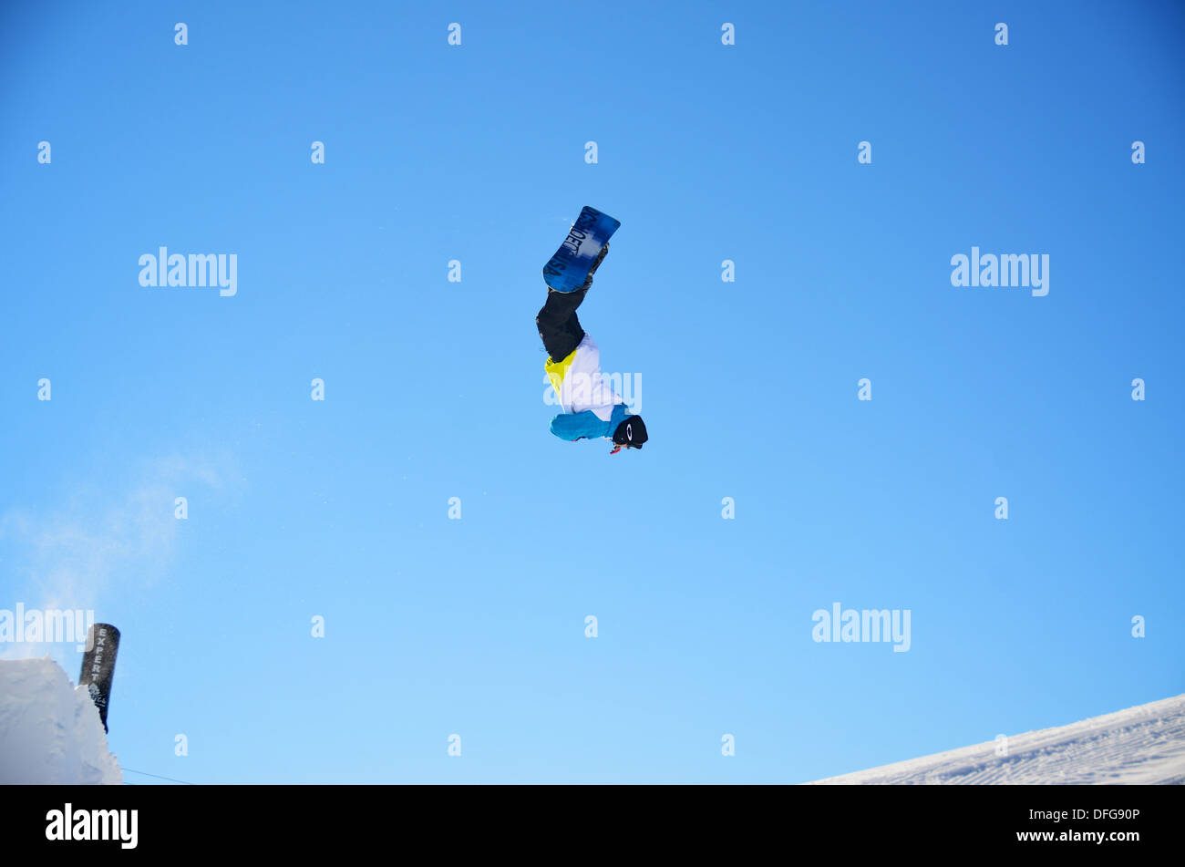 Un freestyle snowboarder esegue un' antenna trick come si lancia da un salto in Les Arcs, Francia. Foto Stock