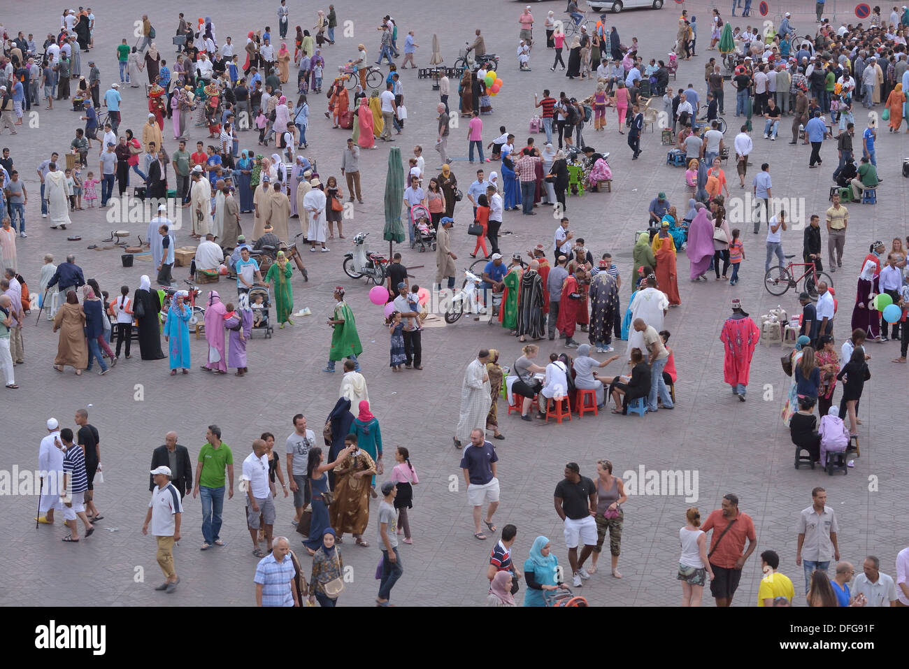 Si spegne in Djemaa el Fna piazza del mercato, Marrakech, Marrakesh-Tensift-El Haouz regione, Marocco Foto Stock