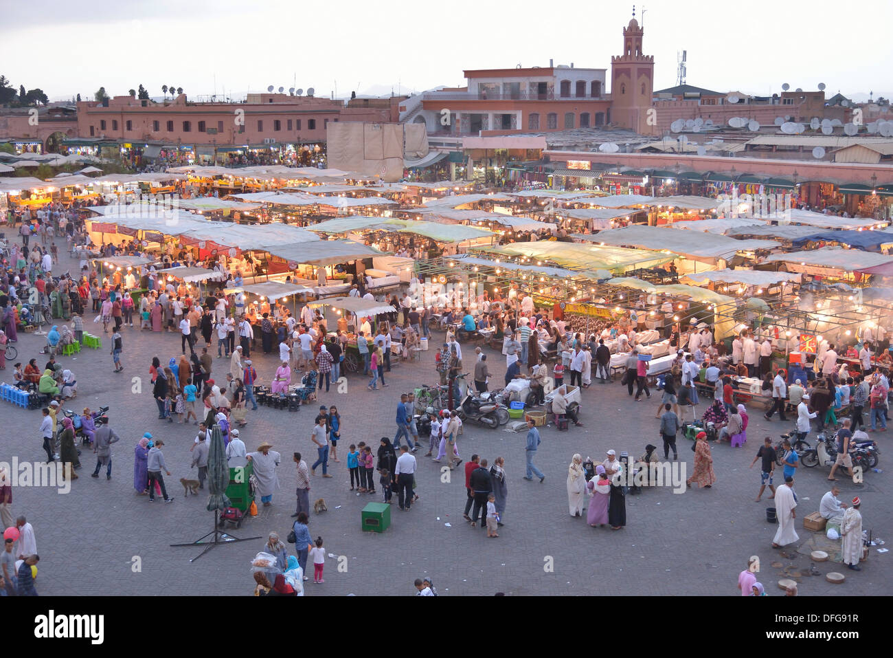 Chioschi in Djemaa el Fna piazza del mercato, Marrakech, Marrakesh-Tensift-El Haouz regione, Marocco Foto Stock