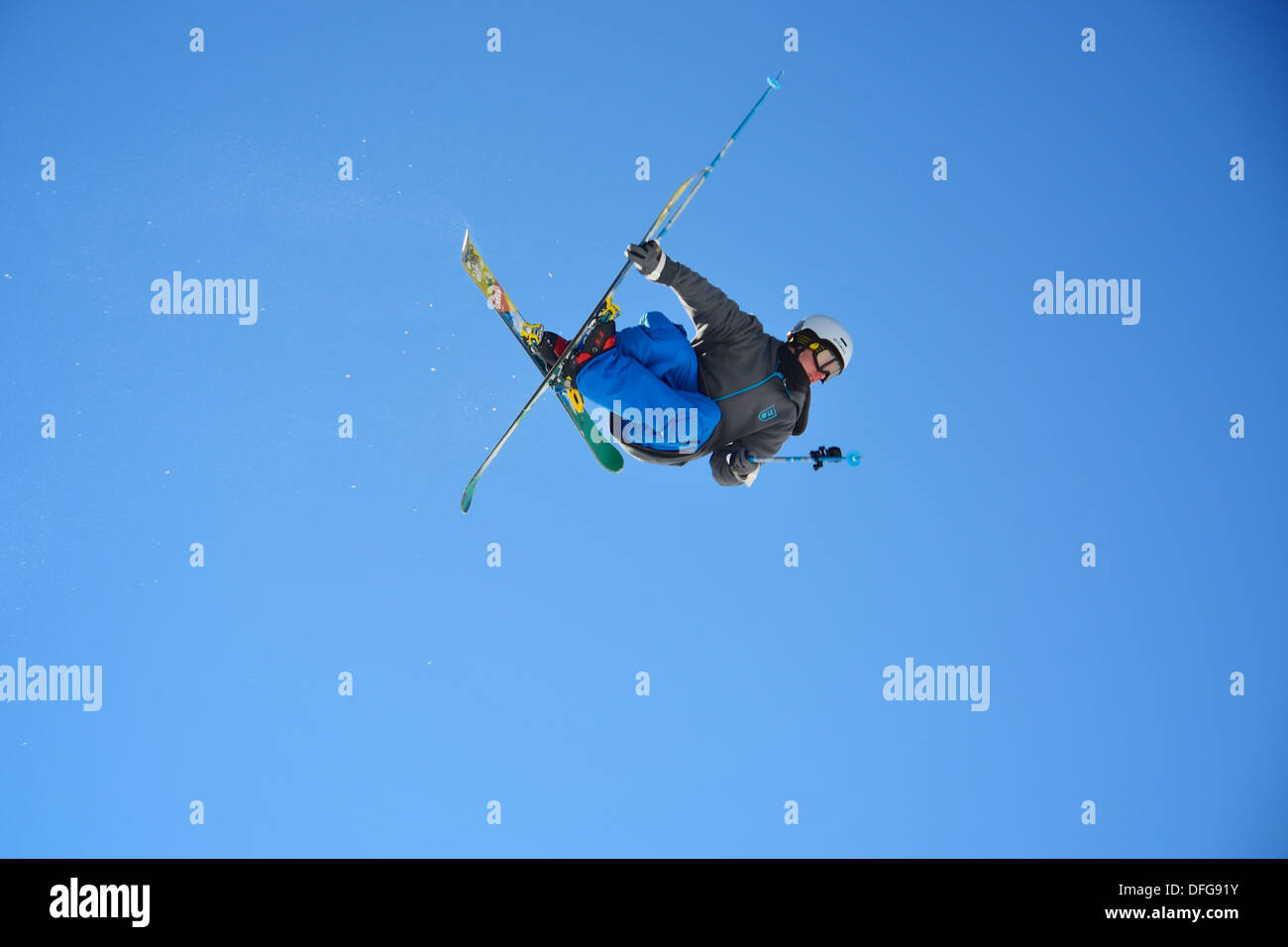 Un sciatore freestyle video se stesso come egli esegue un' antenna trucco lancio da un salto in Les Arcs, Francia. Foto Stock