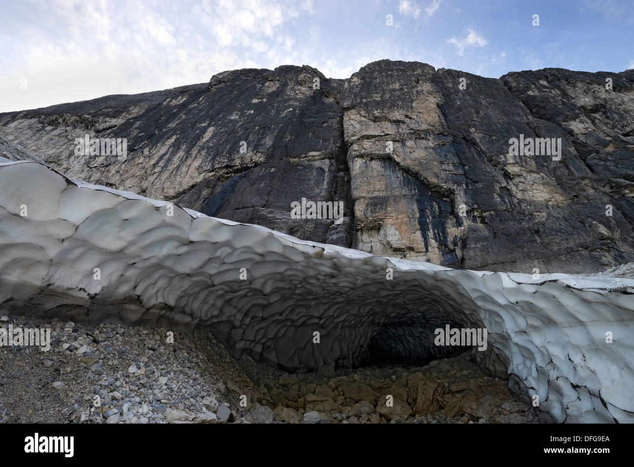 Tunnel di un vecchio campo di neve, Valle Gschnitztal, Tirolo, Austria Foto Stock