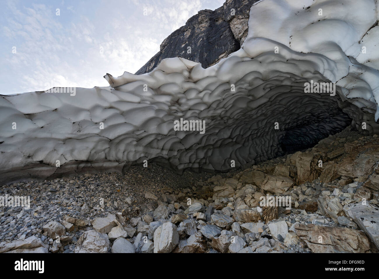 Tunnel di un vecchio campo di neve, Valle Gschnitztal, Tirolo, Austria Foto Stock