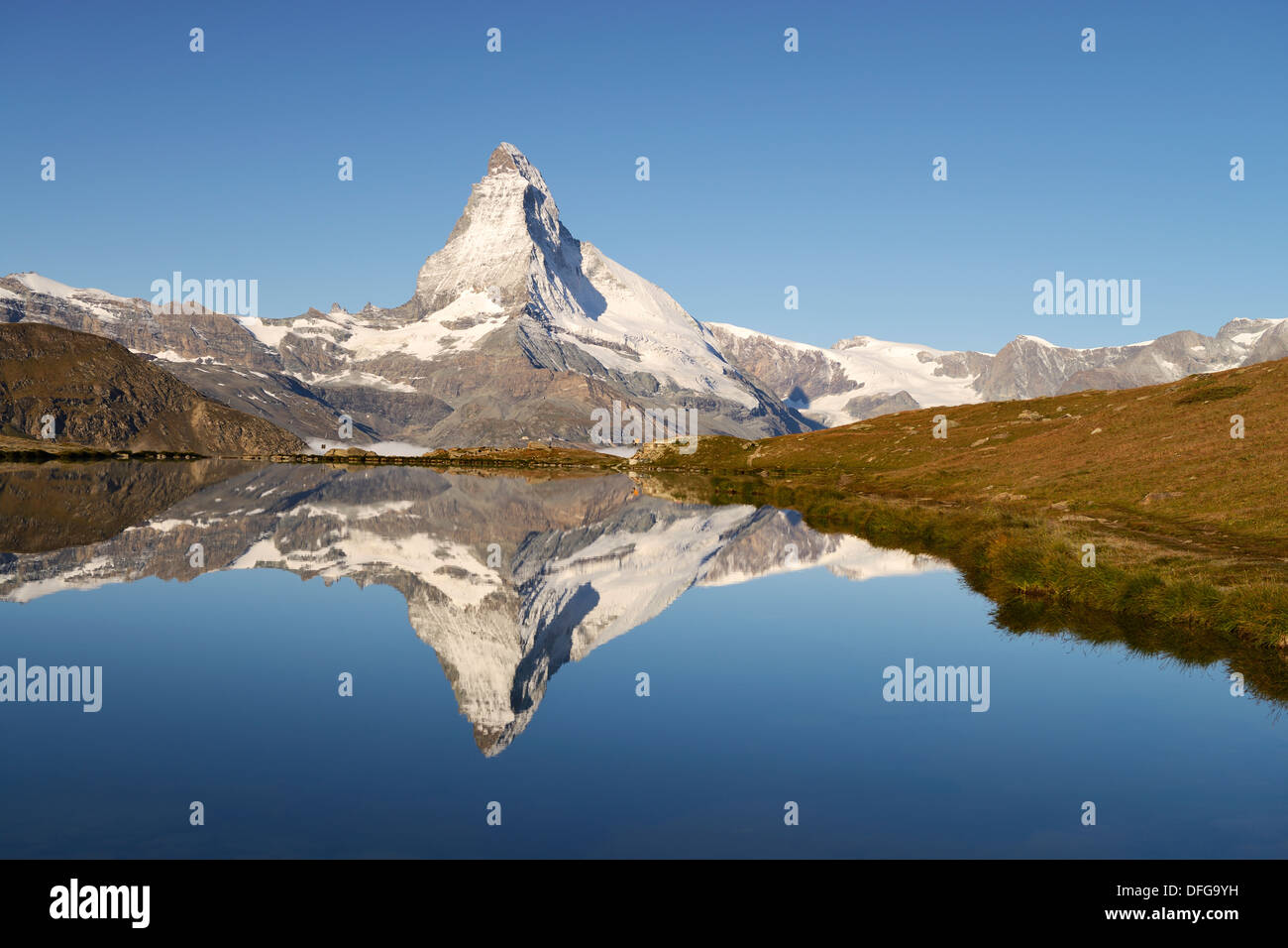 Il Cervino si riflette nel lago Stellisee, Alpi del Vallese, Canton Vallese, Svizzera Foto Stock