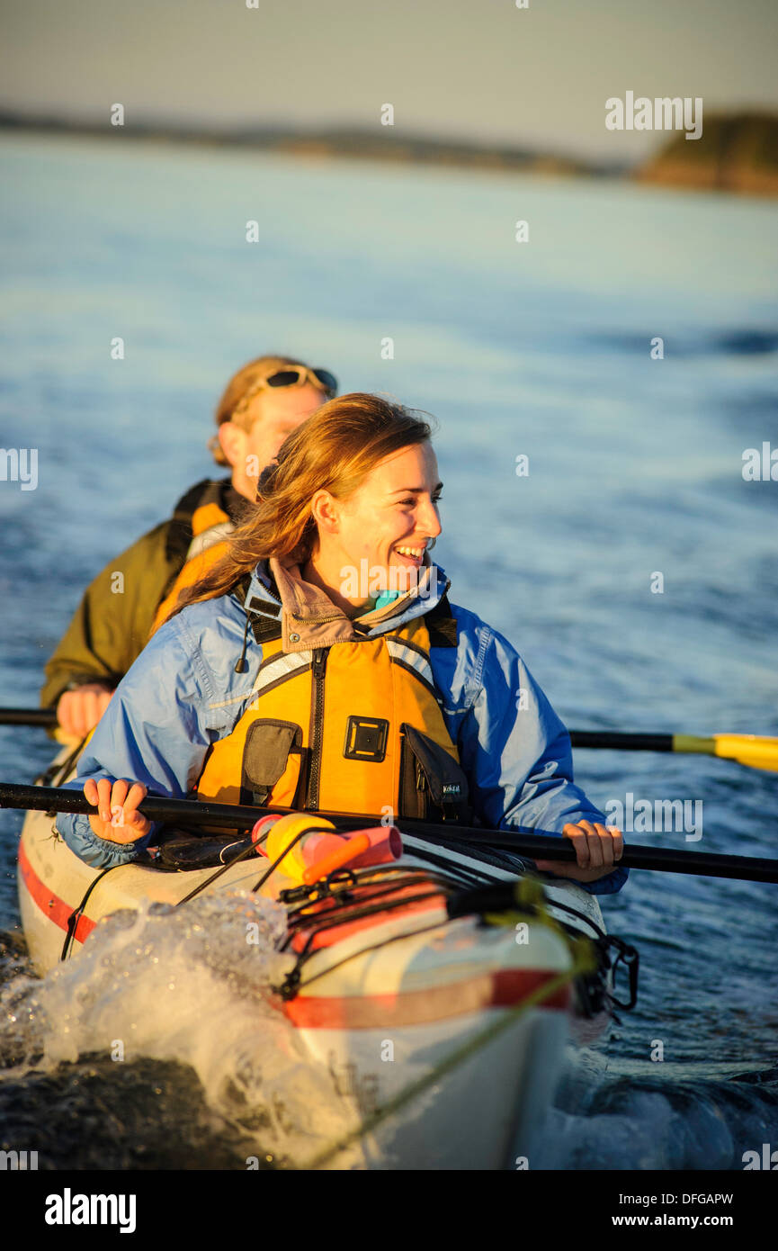 Coppia giovane in doppio kayak sulla baia di Fundy Foto Stock