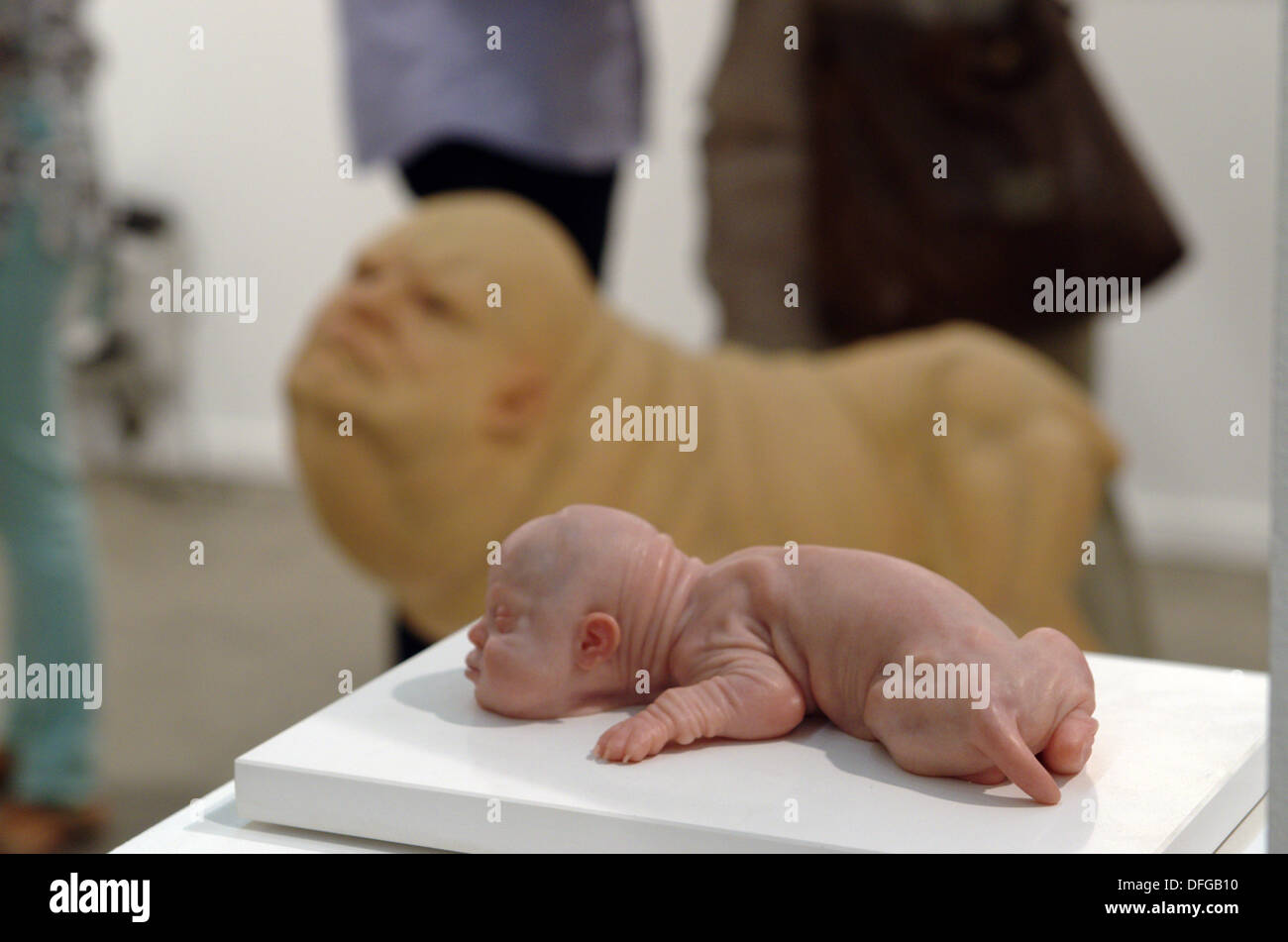 Barcellona, Spagna. Il 3 ottobre 2013. . Tampone, la Fiera Internazionale di Arte Contemporanea di Barcellona fino al 6 ottobre. Tampone, la Fiera Internazionale di Arte Contemporanea di Barcellona fino al 6 ottobre. Tampone è una fiera di arte contemporanea fondata da un collezionista d'arte, che fornisce una vista dal punto di vista del visitatore e il destinatario del lavoro. Propone di rompere l'immagine che talvolta circonda il mondo di arte contemporanea che lo rende più accessibile al pubblico in generale. Il lavoro è chiamato 'El pequeño dictador'. Fco Javier Rivas / Alamy Live News Foto Stock