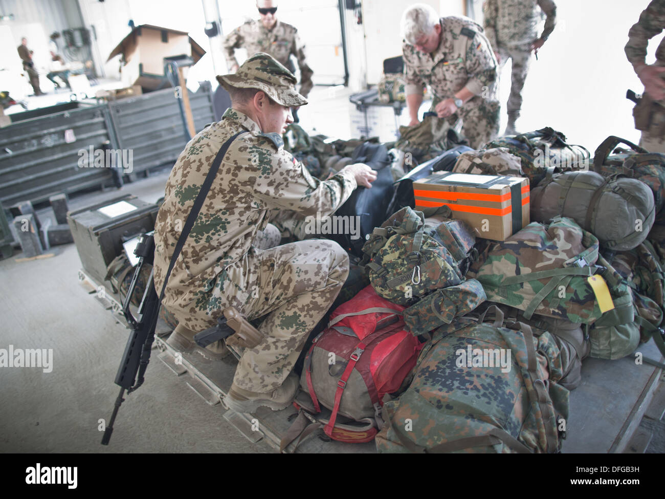 Kunduz, Afghanistan. 04 ott 2013. I soldati tedeschi pack fino la loro marcia al porto di Kunduz, Afghanistan, 04 ottobre 2013. Dopo il trasferimento di ufficiali di campo camp per l'Afghanistan esercito (ANA) e l'Afghanistan polizia Ancop corp, gli ultimi soldati tedeschi saranno ritirati dal camp. Foto: MICHAEL KAPPELER/dpa/Alamy Live News Foto Stock