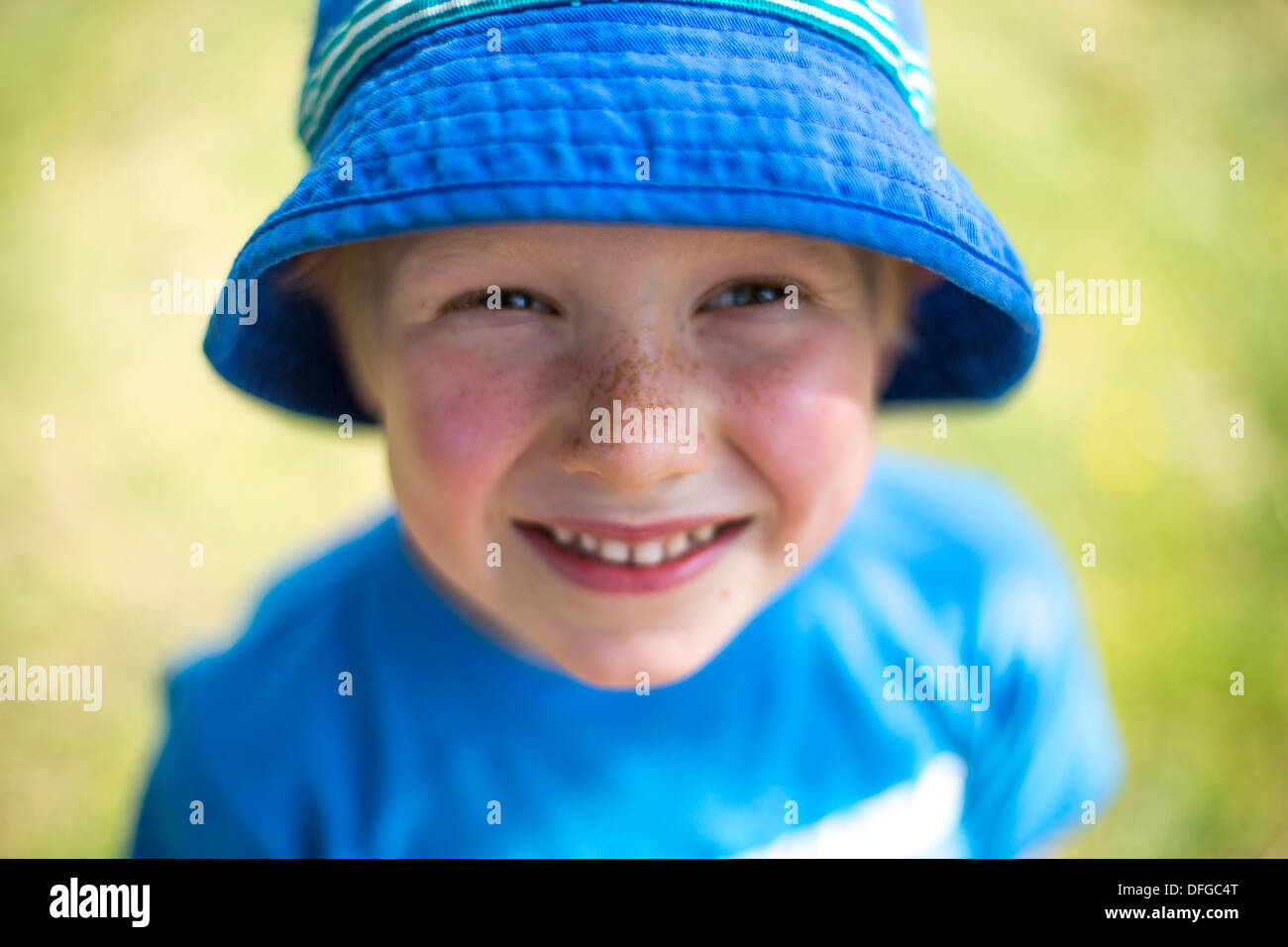 Ragazzo con lentiggini indossando cappello per il sole Foto Stock
