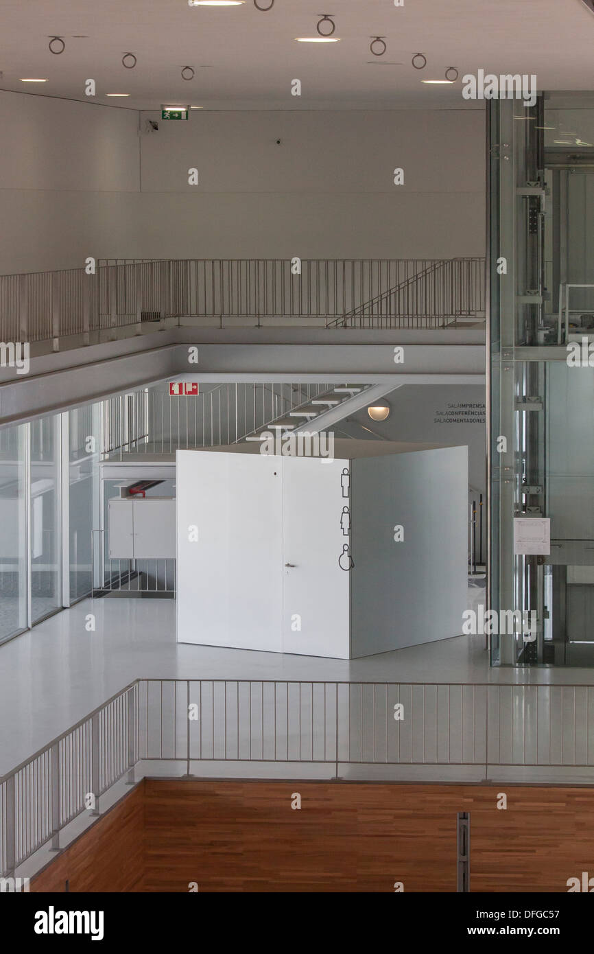 Pavilion a Viana do Castelo di Viana do Castelo, Portogallo. Architetto: Eduardo Souto de Moura, 2013. Vista interna del padiglione Foto Stock