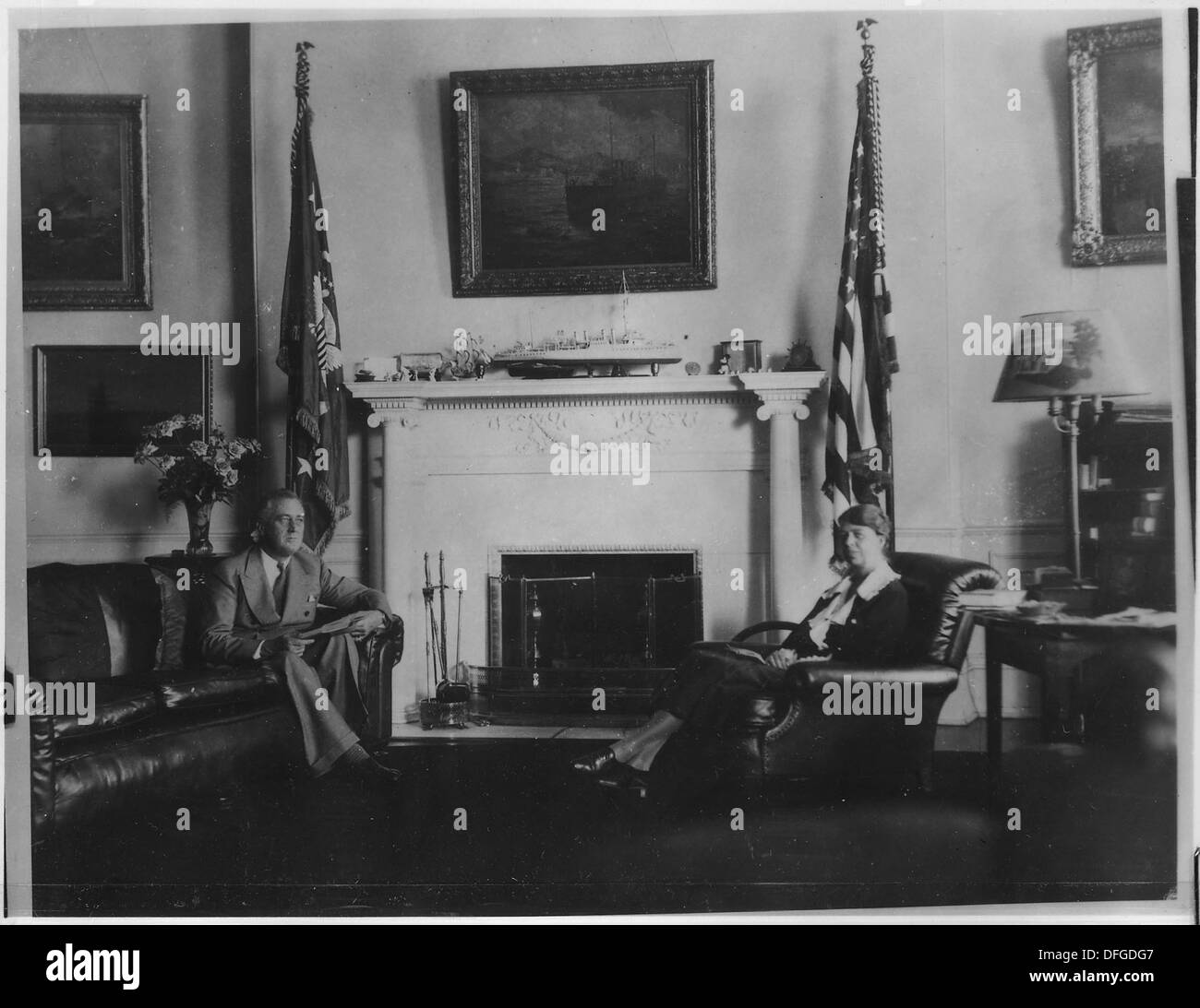 Una fotografia di Franklin D. Roosevelt ed Eleanor Roosevelt a Washington, D.C., che catturano la loro presenza come figure chiave nella politica americana all'inizio del XX secolo. Foto Stock