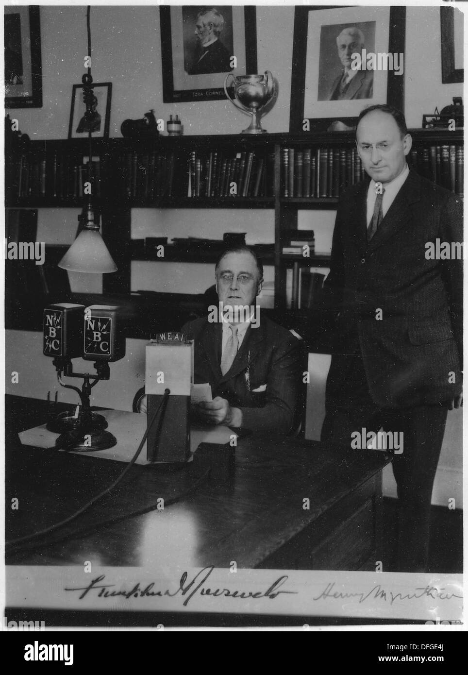 Franklin D. Roosevelt e Henry Morgenthau Jr. Sono fotografati insieme a Ithaca, New York, catturando un momento della loro collaborazione durante la presidenza di Roosevelt. Foto Stock