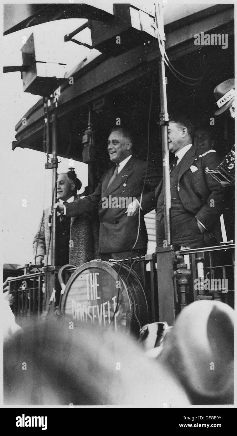 Il presidente Franklin D. Roosevelt visita New Albany, Indiana, dove viene visto con un uomo di nome James, forse in un evento di impegno politico o pubblico durante la sua presidenza. Foto Stock