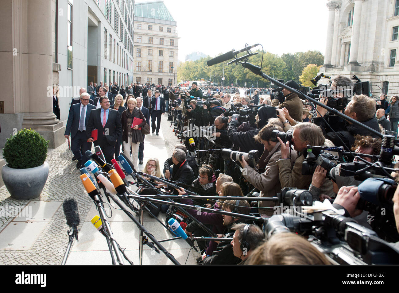 Berlino, Germania. 04 ott 2013. La delegazione SPD arriva ai colloqui preliminari a Jakob-Kaiser-Haus a Berlino, Germania, 04 ottobre 2013. CDU e SPD sono i colloqui per vedere se una grande coalizione è possibile. Foto: KAY NIETFELD/dpa/Alamy Live News Foto Stock