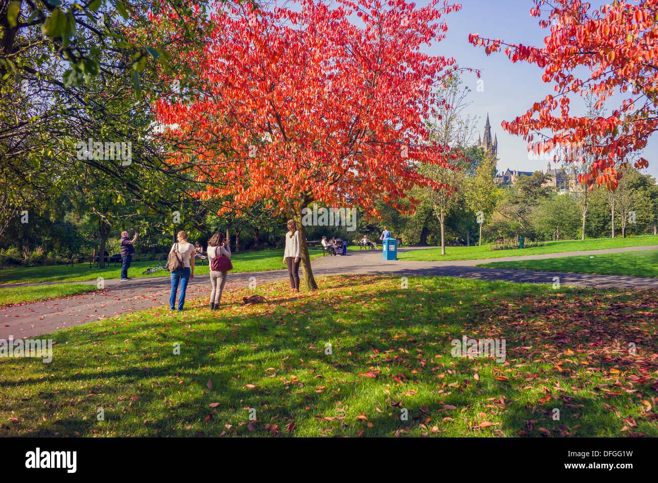 Viste generali di Kelvingrove Park, Glasgow, alcuni colori autunnali e la gente ama passeggiare o guardando il meraviglioso scenario Foto Stock