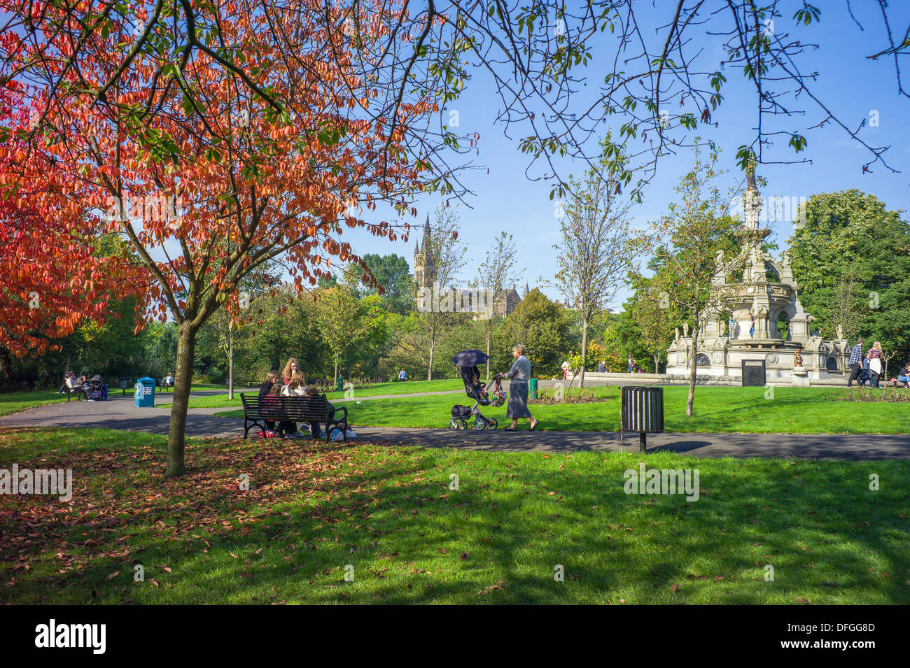 Viste generali di Kelvingrove Park, Glasgow, alcuni colori autunnali e la gente ama passeggiare o guardando il meraviglioso scenario Foto Stock