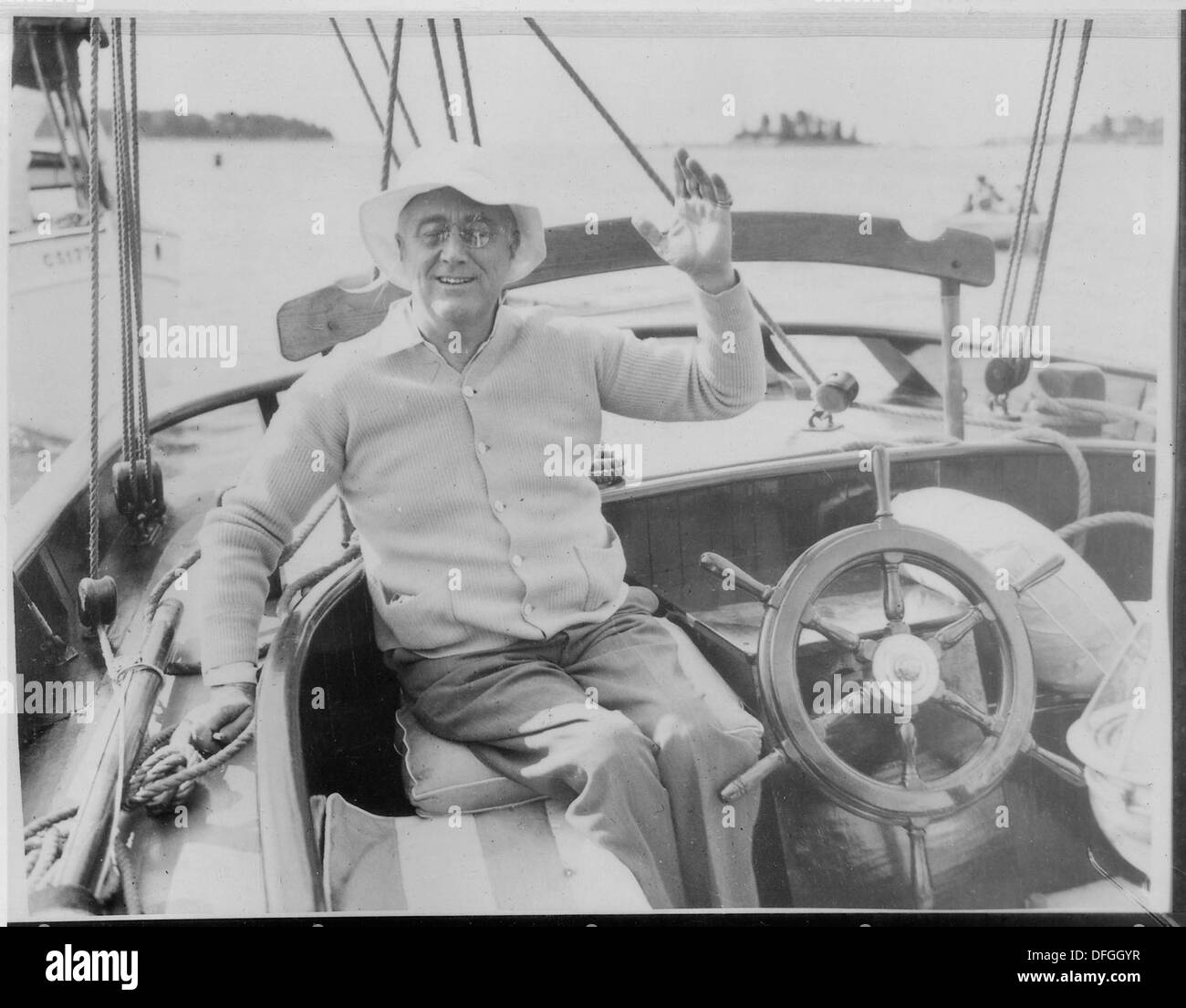 Questa fotografia mostra Franklin D. Roosevelt a Campobello Island, dove trascorse del tempo durante i mesi estivi prima della sua presidenza. Offre uno sguardo sulla sua vita personale e sul ruolo che questo luogo ha svolto nella sua salute e immagine pubblica. Foto Stock