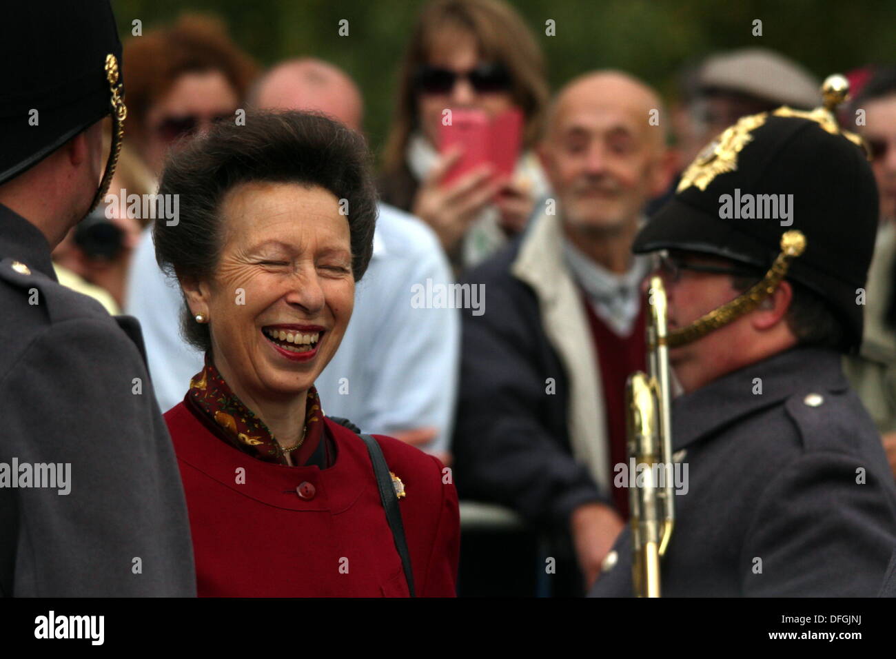 Hucknall, Nottingham, Regno Unito. 04 ott 2013. Princess Anne awards medaglia ai membri del 11 EOD Reggimento dopo il loro tour in Afghanistan oggi in Didcot. Credito: petericardo lusabia/Alamy Live News Foto Stock