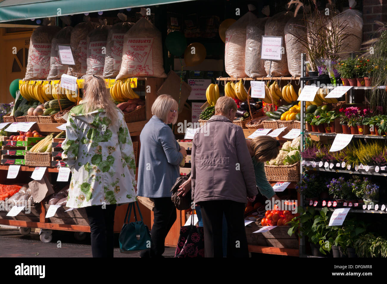 Ai clienti di navigare al di fuori di un fruttivendolo negozio di frutta e verdura Display UK Foto Stock