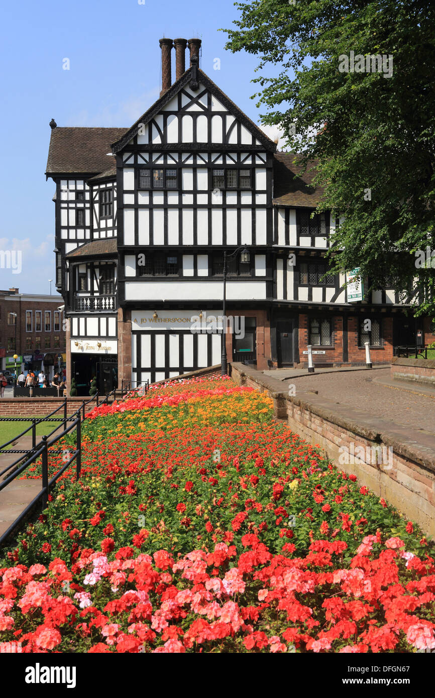 Priory Row, nel centro della città di Coventry in estate, nel Warwickshire, le West Midlands in Inghilterra, Regno Unito Foto Stock