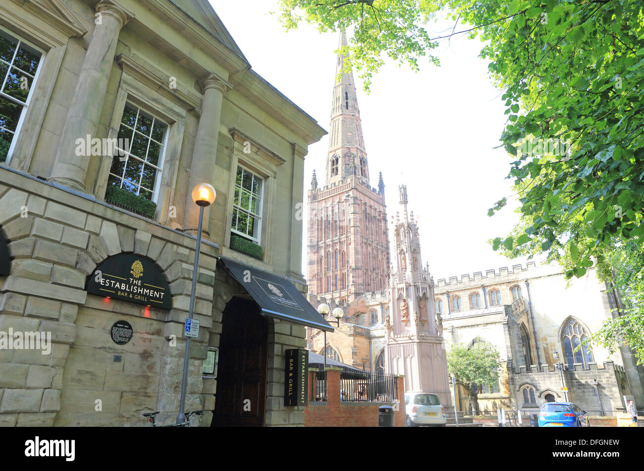 Lo stabilimento Bar & Grill, nella vecchia corte Hall, su Bayley Lane, con la Chiesa della Santa Trinità dietro a Coventry Inghilterra Foto Stock