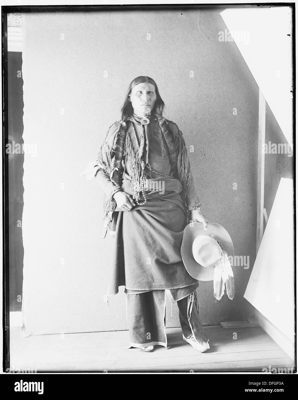 Un ritratto a figura intera di un individuo nativo americano non identificato, che fornisce una rappresentazione storica dei popoli indigeni. Foto Stock