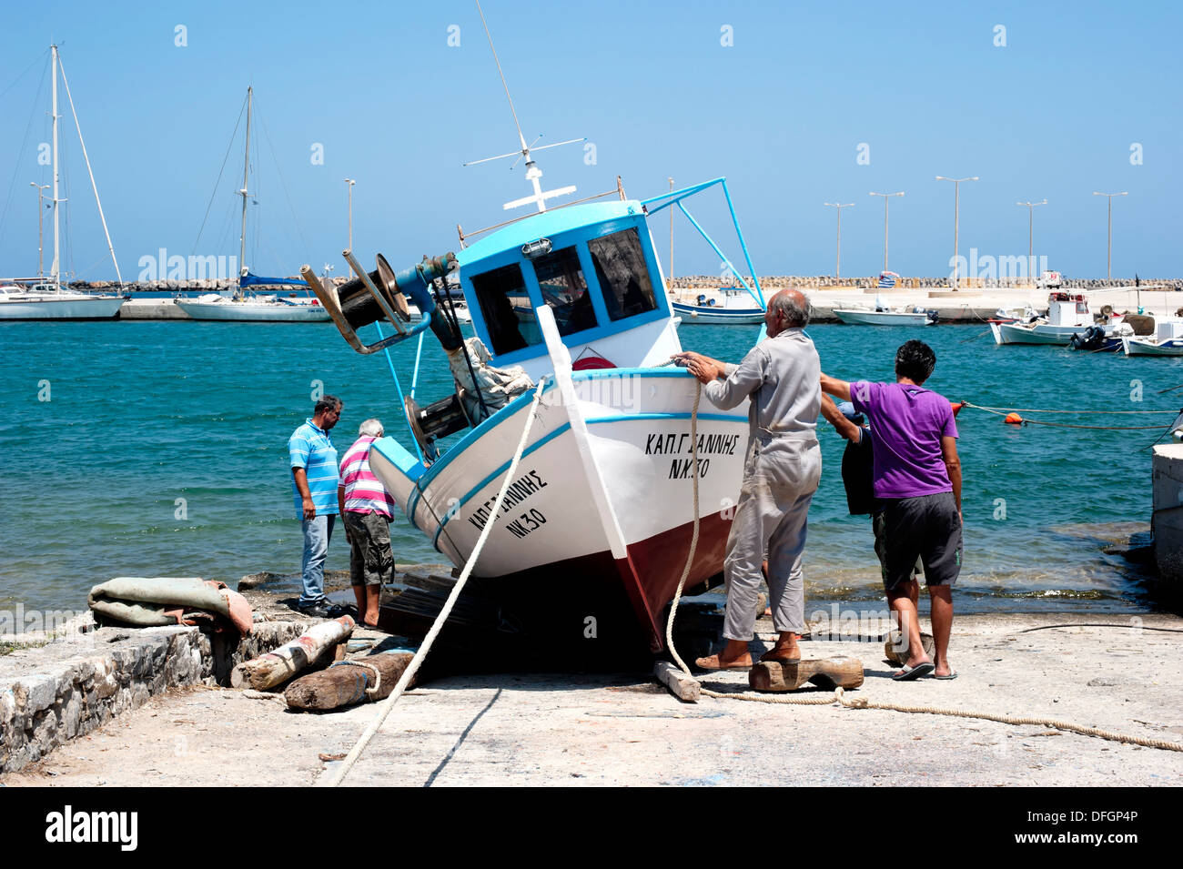 I pescatori lavorano per il lancio di una barca da pesca nel mare Kasos Island, Dodecaneso, Grecia sulla luglio 19, 2013 Foto Stock