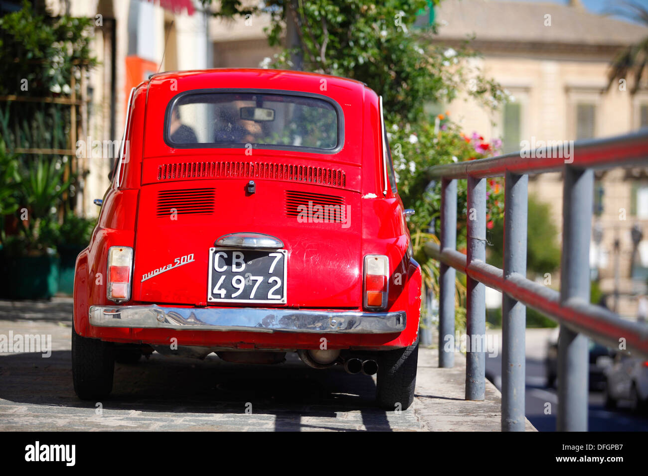 Un rosso 500 Fiat Cinquecento parcheggiata in Vasto, Italia. Foto Stock
