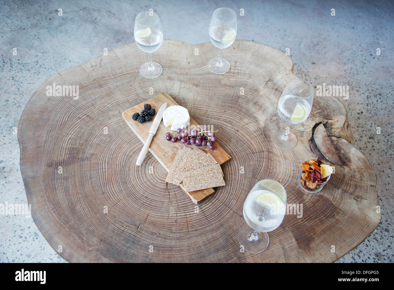 Frutta, formaggio e vino su legno tabella di log Foto Stock