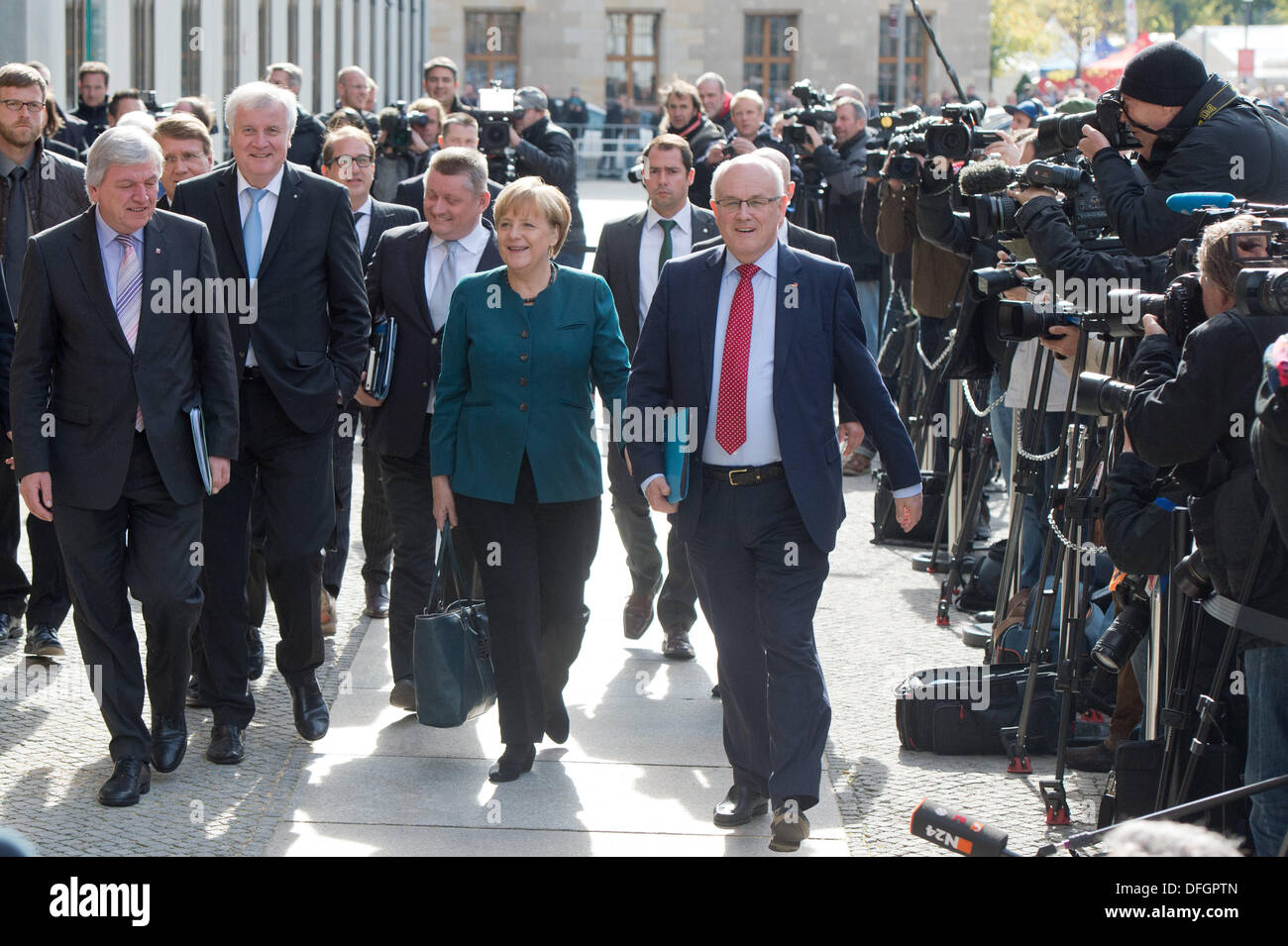 Berlino, Germania. 04 ott 2013. La delegazione della CDU arriva a discussioni preliminari tra CDU e SPD presso l associazione parlamentare a Berlino, Germania, 04 ottobre 2013. CDU e SPD sono i colloqui per vedere se una grande coalizione è possibile. Foto: Maurizio Gambarini/dpa/Alamy Live News Foto Stock